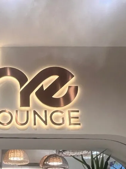 تابلوی che LOUNGE در کافه چ لانژ